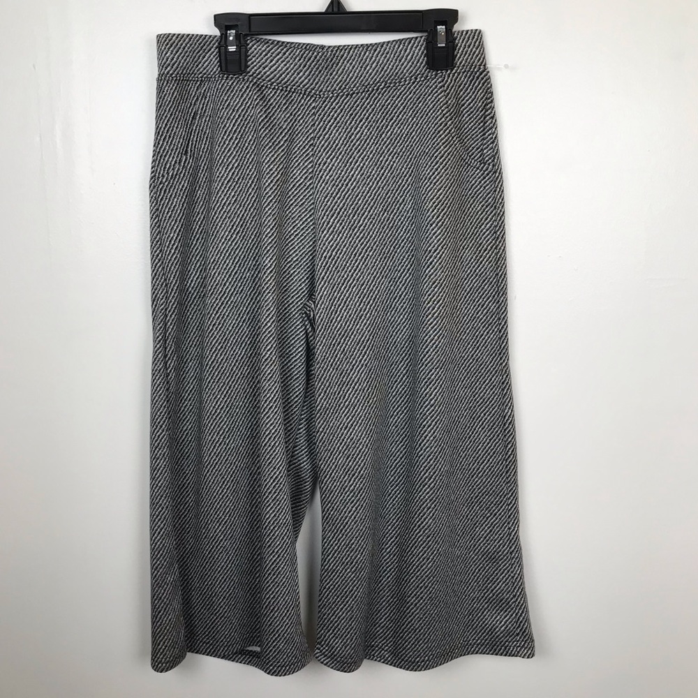 G.W. Sport Women Black Cream POCKETS Wide Leg Gauchos Capri Pants NWOT Small